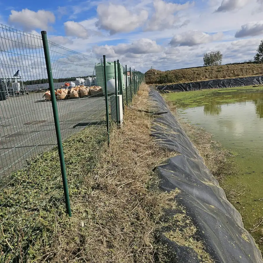 Berge dégagée entre la clôture et la bâche du bassin